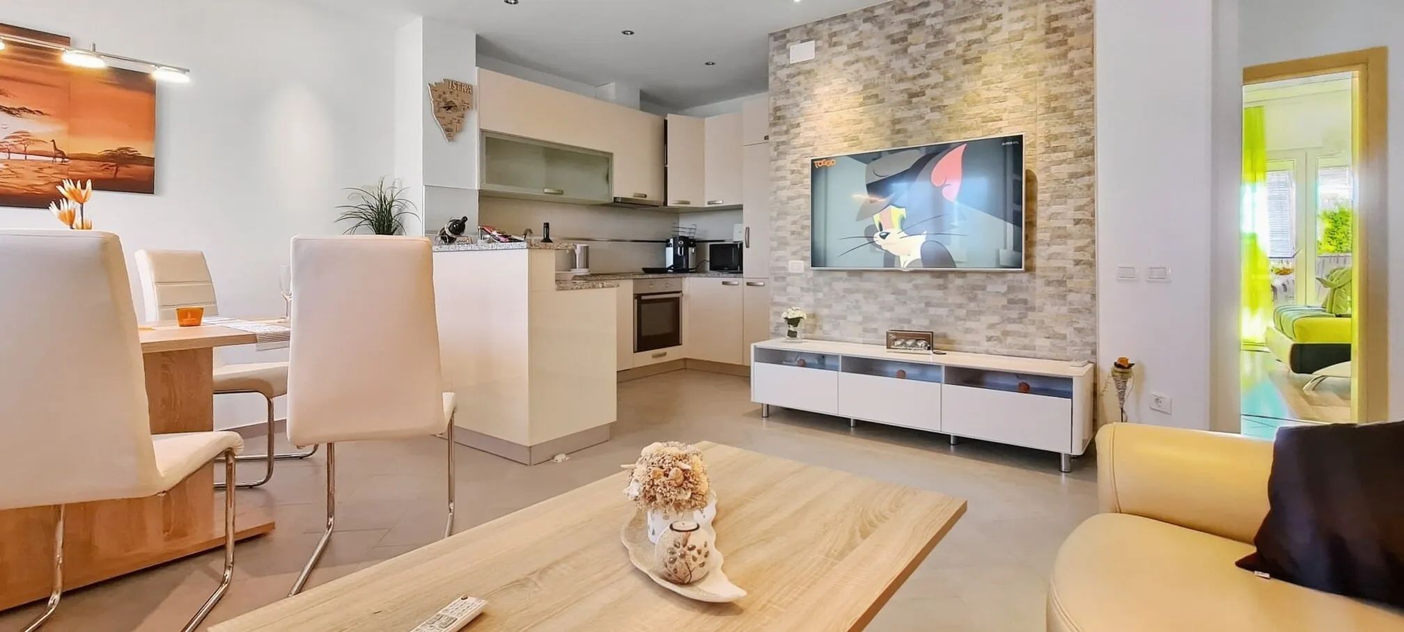 Apartman Ivan — Wohnzimmer mit Terrassenzugang
