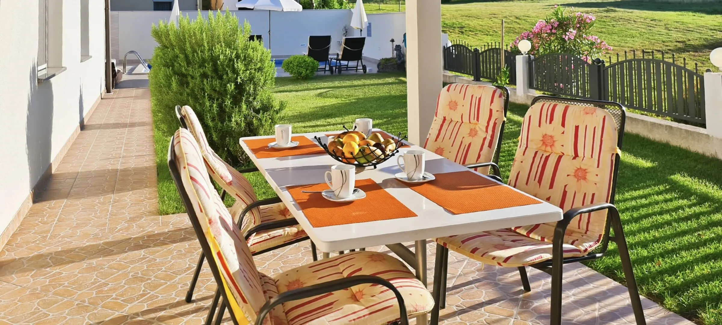 Gartenterrasse mit Liegen