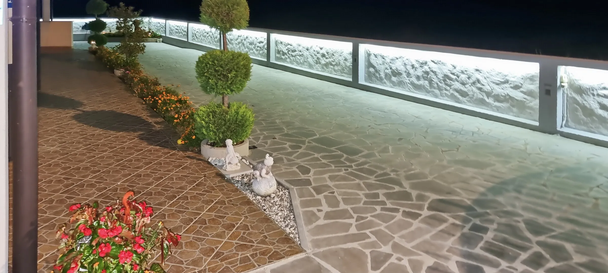 Beleuchtete Terrasse bei Nacht