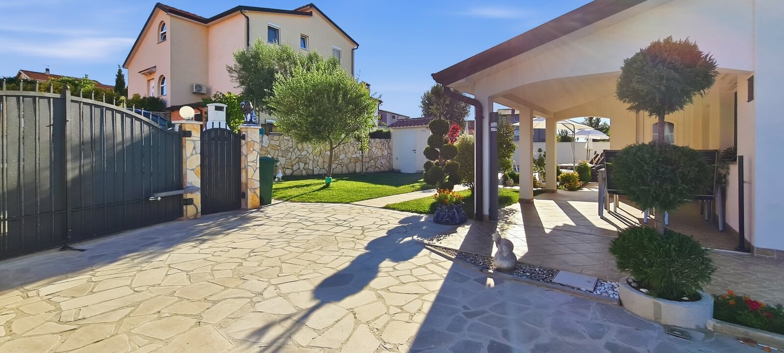 Villa Kasandra · Pool im Abendlicht